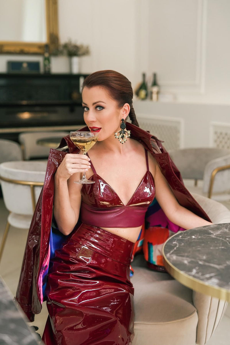 Bold floral statement earrings crafted with Balck Austrian crystals and gold tone finish. Inspired by blooming paradise gardens.
Handcrafted luxury jewelry by Sildare