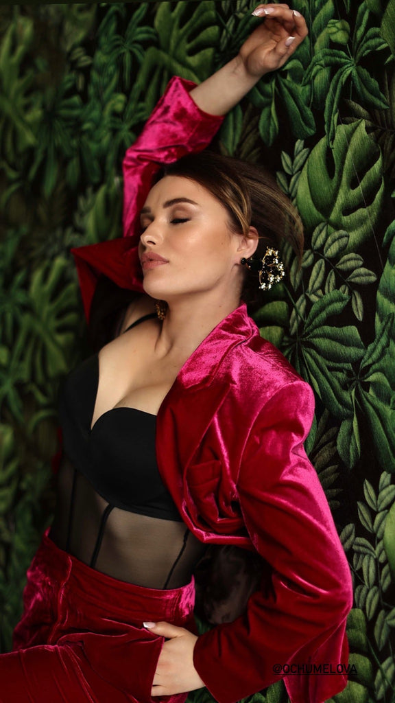 Bold floral statement earrings crafted with Balck Austrian crystals and gold tone finish. Inspired by blooming paradise gardens.
Handcrafted luxury jewelry by Sildare 