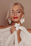 SILDARE Jewelry white floral statement ring with sculptural petals, iridescent crystal accents and gold‑tone band — perfect for weddings, special events, fine‑dining evenings and luxury galas; handcrafted one‑of‑a‑kind design.