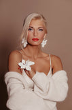 SILDARE Jewelry white floral statement ring with sculptural petals, iridescent crystal accents and gold‑tone band — perfect for weddings, special events, fine‑dining evenings and luxury galas; handcrafted one‑of‑a‑kind design.