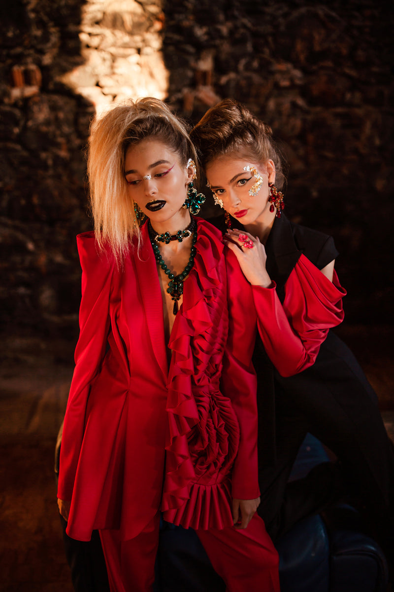 Emerald green necklace with a floral pendant featuring green crystals in gold plated – part of the Paradise Floral collection by Sildare Jewelry.