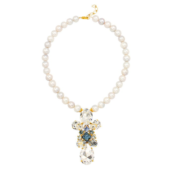 SILDARE Jewelry a Baroque style necklace with a gold-plated pendant featuring white pearls and Austrian crystals.